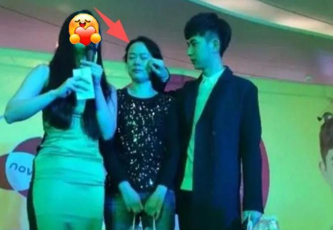 子因饮酒意外坠亡警方调查清楚后已下葬新葡京娱乐城于朦胧妈妈终于发声：爱(图1)